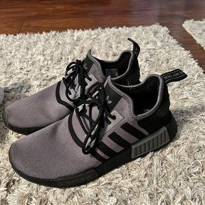 Men’s Adidas tennis shoes size 7 1/2. Barely worn. Still look new